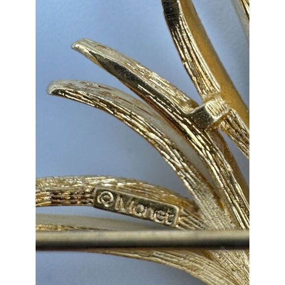 Monet Signed Gold Tone Textured Abstract Leaf Vintage Brooch Pin Jewelry - Picture 3 of 7